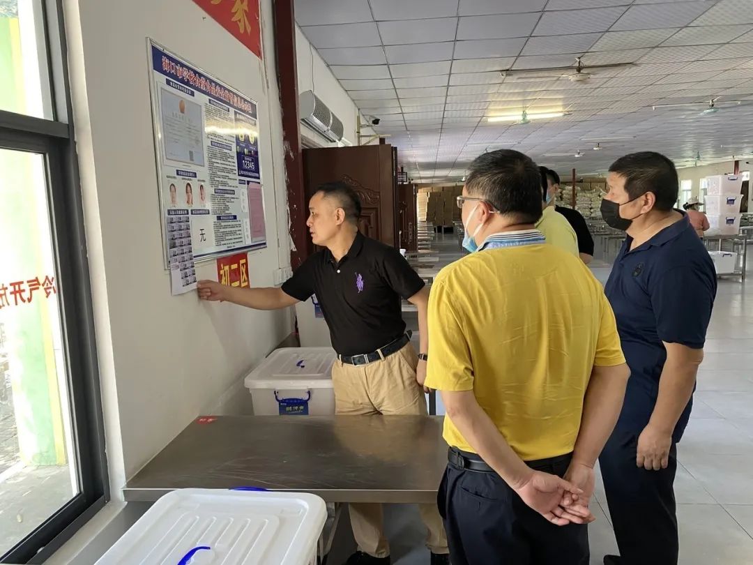 ?？谑惺袌霰O(jiān)督管理局來我校開展學校食堂專項檢查工作