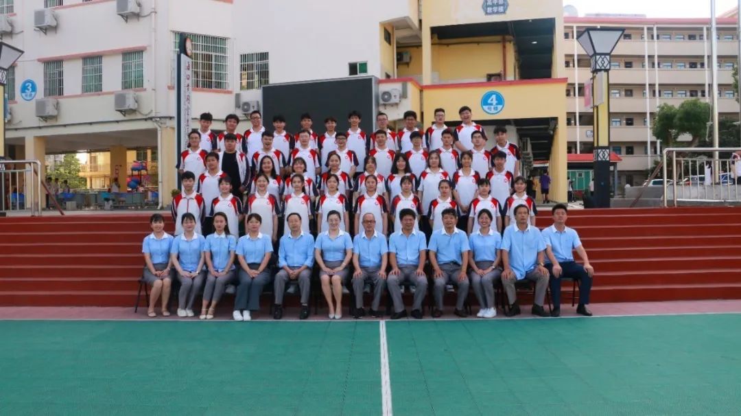 定格青春，感恩成長——黃岡金盤高中2020屆高三學(xué)子喜拍畢業(yè)照