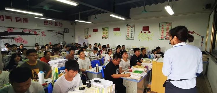 助力教學(xué) 沖刺高考——海南華僑中學(xué)、?？邳S岡金盤高級中學(xué)舉行高考備考研討會