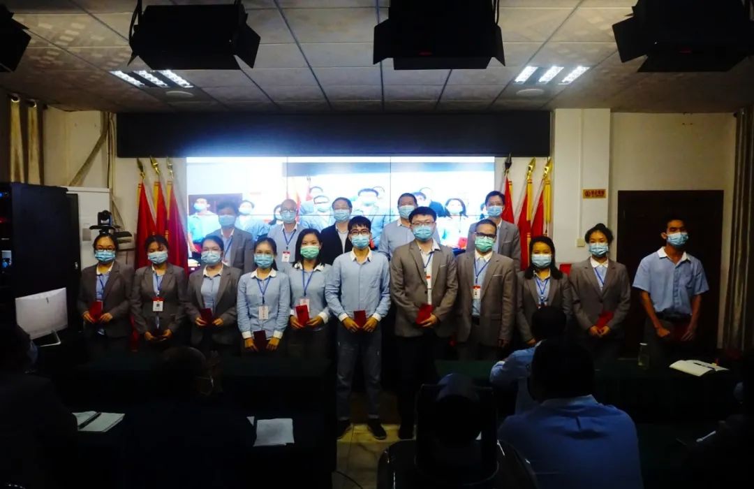 ?？邳S岡金盤高級(jí)中學(xué)召開全體教職工大會(huì)