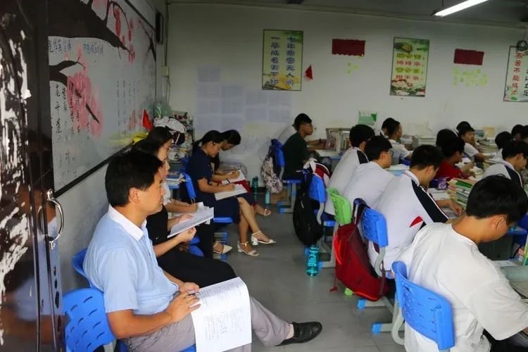 助力教學(xué) 沖刺高考——海南華僑中學(xué)、?？邳S岡金盤高級中學(xué)舉行高考備考研討會