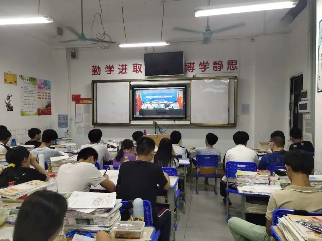 ?？邳S岡金盤高級(jí)中學(xué)開展”共建平安校園，預(yù)防校園欺凌“主題班會(huì)