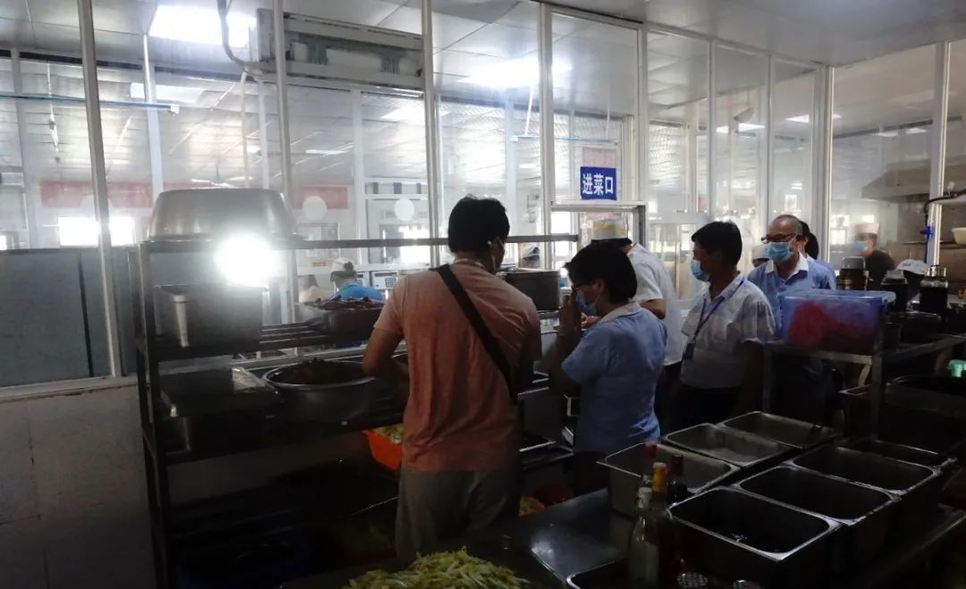 海口市市場監(jiān)督管理局來我校開展學校食堂專項檢查工作