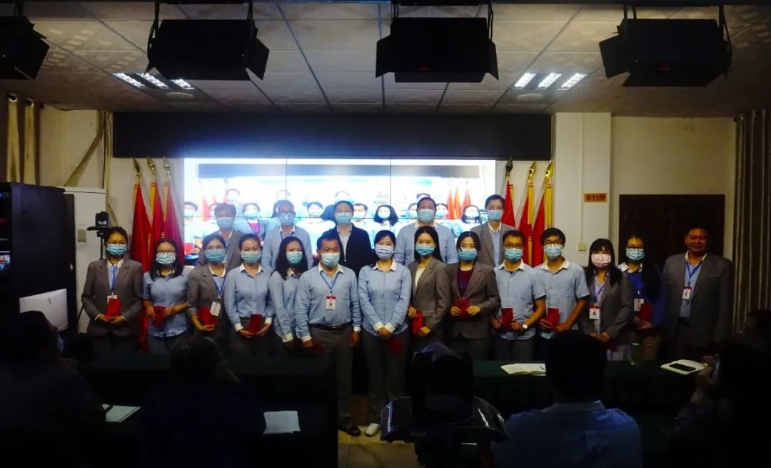 ?？邳S岡金盤高級(jí)中學(xué)召開全體教職工大會(huì)