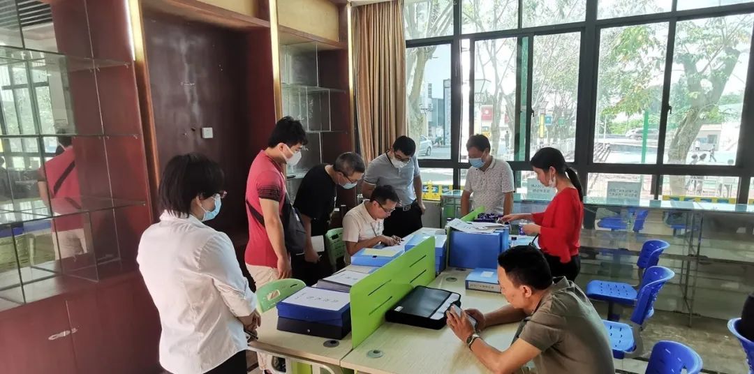 ?？谑惺袌霰O(jiān)督管理局來我校開展學校食堂專項檢查工作