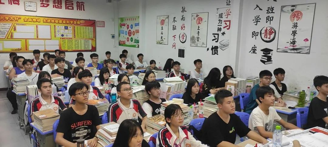 ?？邳S岡金盤高級(jí)中學(xué)開展”共建平安校園，預(yù)防校園欺凌“主題班會(huì)