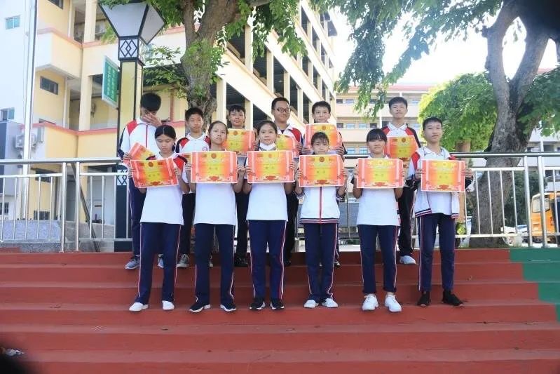 砥礪前行，激勵(lì)成長(zhǎng)——黃岡金盤高級(jí)中學(xué)期中檢測(cè)總結(jié)表彰大會(huì)