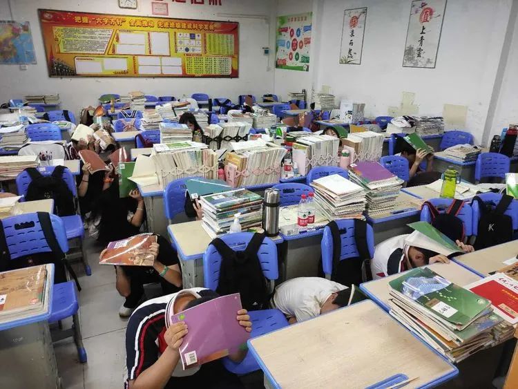 有備無患防患未然  應急有方遇險不慌——?？邳S岡金盤高級中學開展防震應急疏散演練