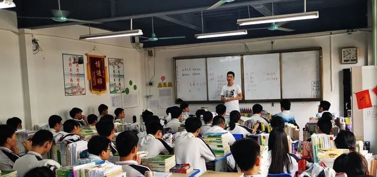 助力教學(xué) 沖刺高考——海南華僑中學(xué)、?？邳S岡金盤高級中學(xué)舉行高考備考研討會