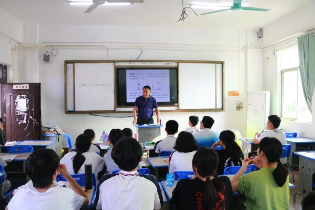 高端研討互學(xué)互鑒 資源共享共促共贏——記海南中學(xué)?？邳S岡金盤高級(jí)中學(xué)高考備考研討會(huì)