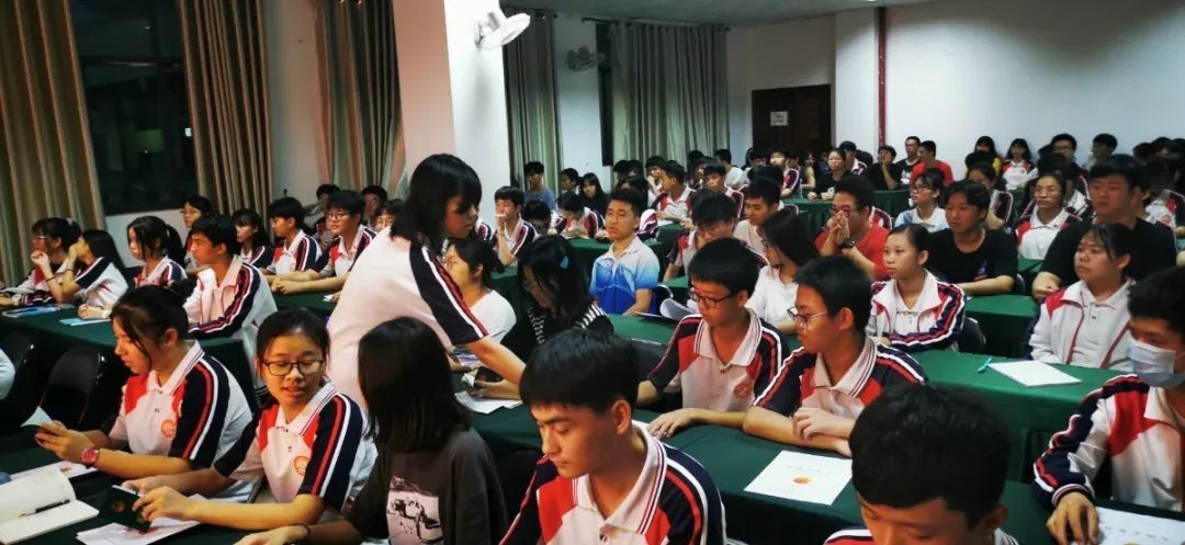 五四精神，你我傳承——記海口黃岡金盤高級中學(xué)5月份新團員入團宣誓儀式