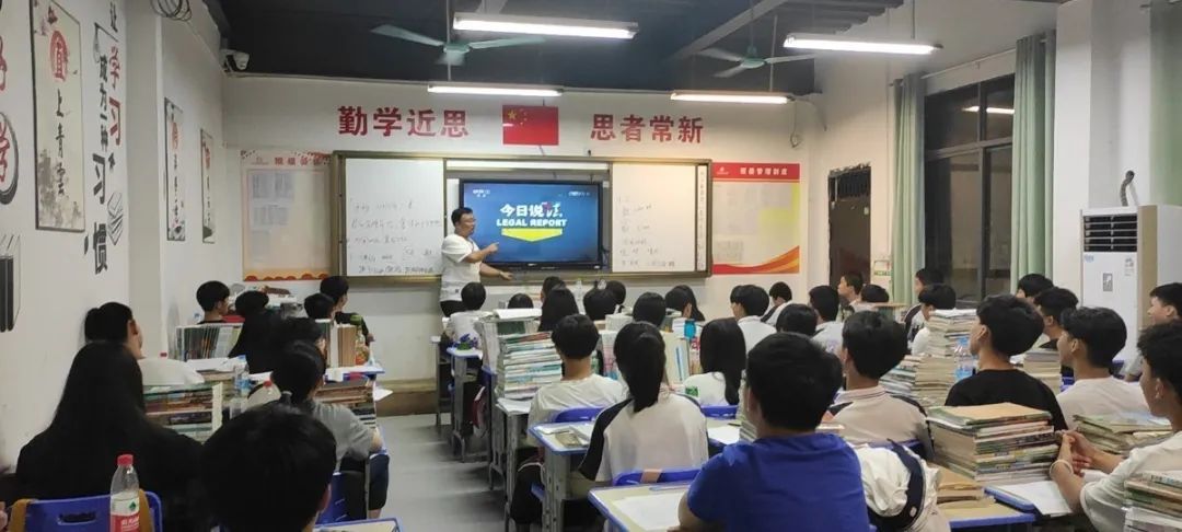 ?？邳S岡金盤高級(jí)中學(xué)開展”共建平安校園，預(yù)防校園欺凌“主題班會(huì)