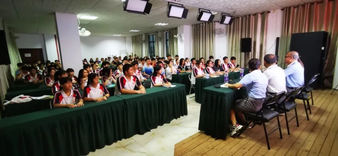 五四精神，你我傳承——記海口黃岡金盤高級中學(xué)5月份新團員入團宣誓儀式