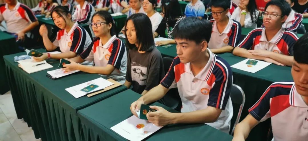 五四精神，你我傳承——記?？邳S岡金盤高級中學(xué)5月份新團員入團宣誓儀式