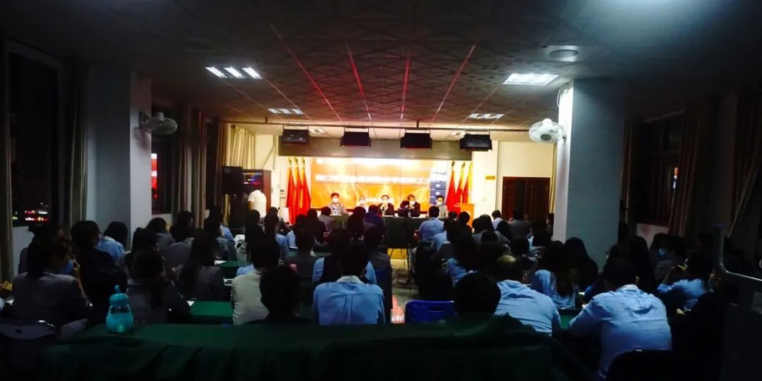 ?？邳S岡金盤高級(jí)中學(xué)召開全體教職工大會(huì)