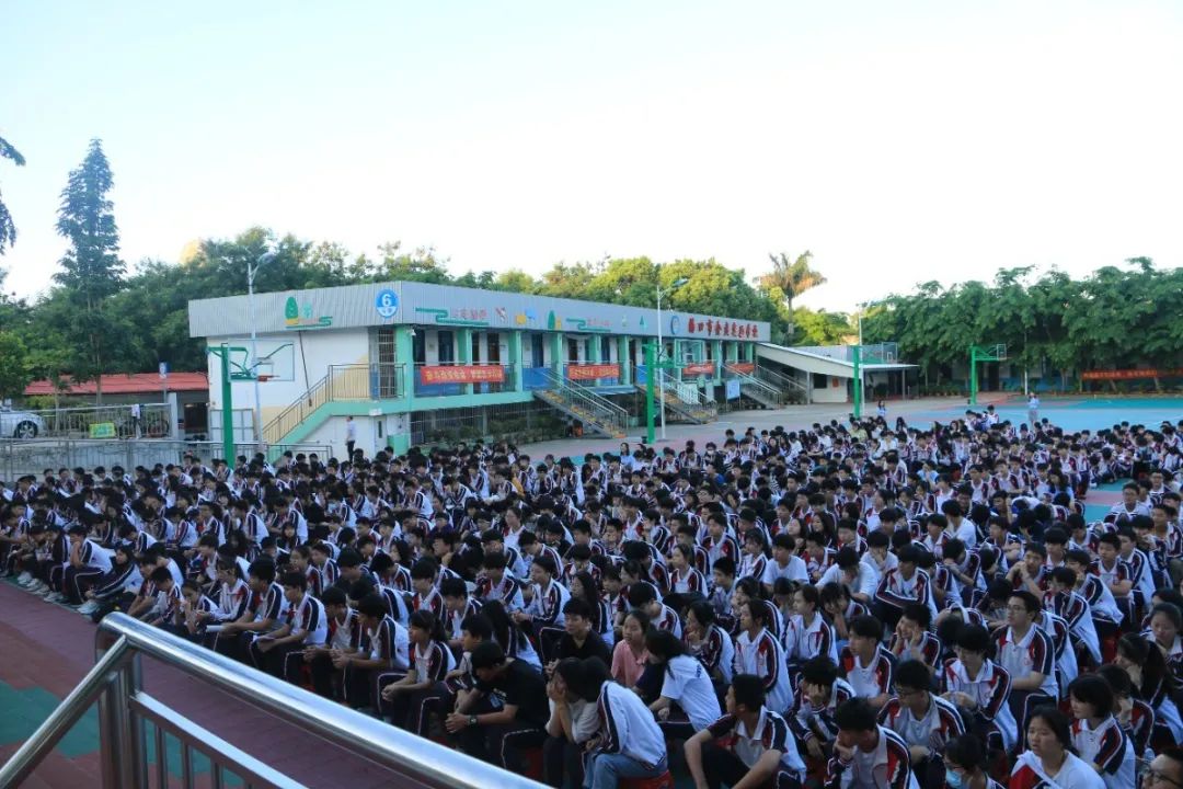 策馬揚(yáng)鞭踏征程 勇立潮頭創(chuàng)佳績(jī)——?？邳S岡金盤高級(jí)中學(xué)2020春季期中考試表彰大會(huì)紀(jì)實(shí)