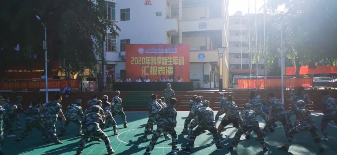 迷彩青春 乘風(fēng)起航——記?？邳S岡金盤(pán)高級(jí)中學(xué)初中部2020級(jí)新生軍訓(xùn)總結(jié)大會(huì)