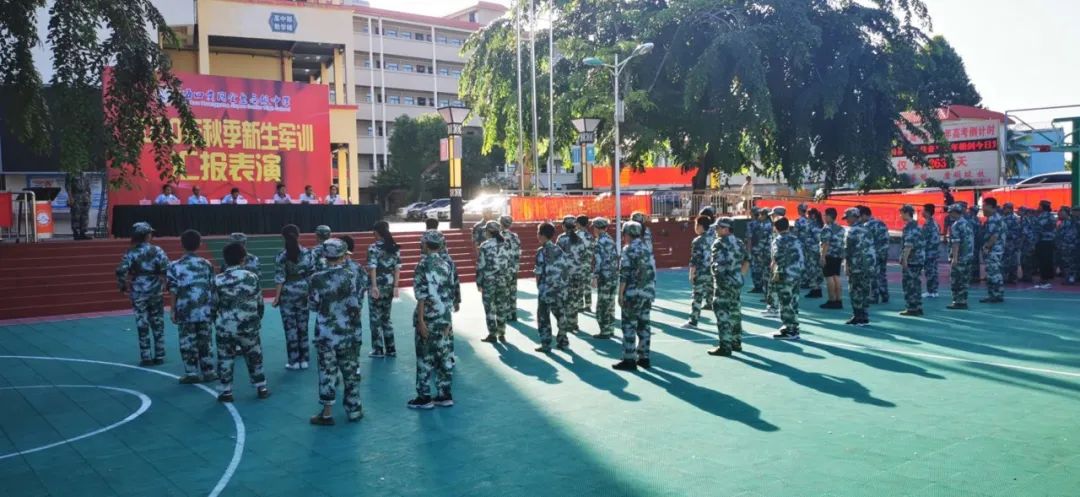 迷彩青春 乘風(fēng)起航——記?？邳S岡金盤(pán)高級(jí)中學(xué)初中部2020級(jí)新生軍訓(xùn)總結(jié)大會(huì)