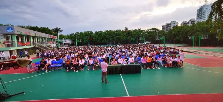 感恩母校 勇敢追夢——?？邳S岡金盤高級中學舉行2020屆高三校友報告會