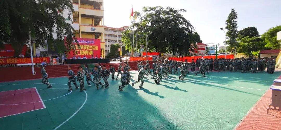 迷彩青春 乘風(fēng)起航——記?？邳S岡金盤(pán)高級(jí)中學(xué)初中部2020級(jí)新生軍訓(xùn)總結(jié)大會(huì)