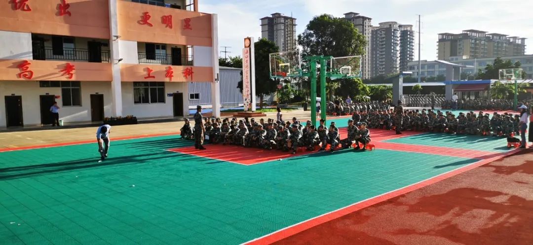 意氣風(fēng)發(fā) 展我新顏——?？邳S岡金盤高級中學(xué)2020級新生開學(xué)典禮暨軍訓(xùn)動員大會