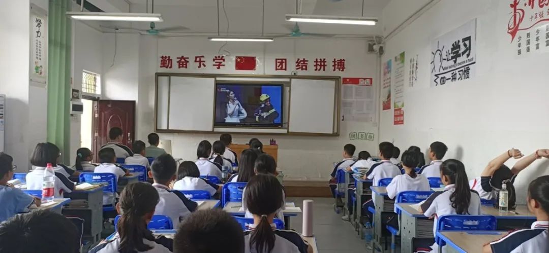 長(zhǎng)鳴消防安全警鐘 筑牢防火防災(zāi)墻壁——海口黃岡金盤高級(jí)中學(xué)組織全體師生觀看消防安全公開(kāi)課