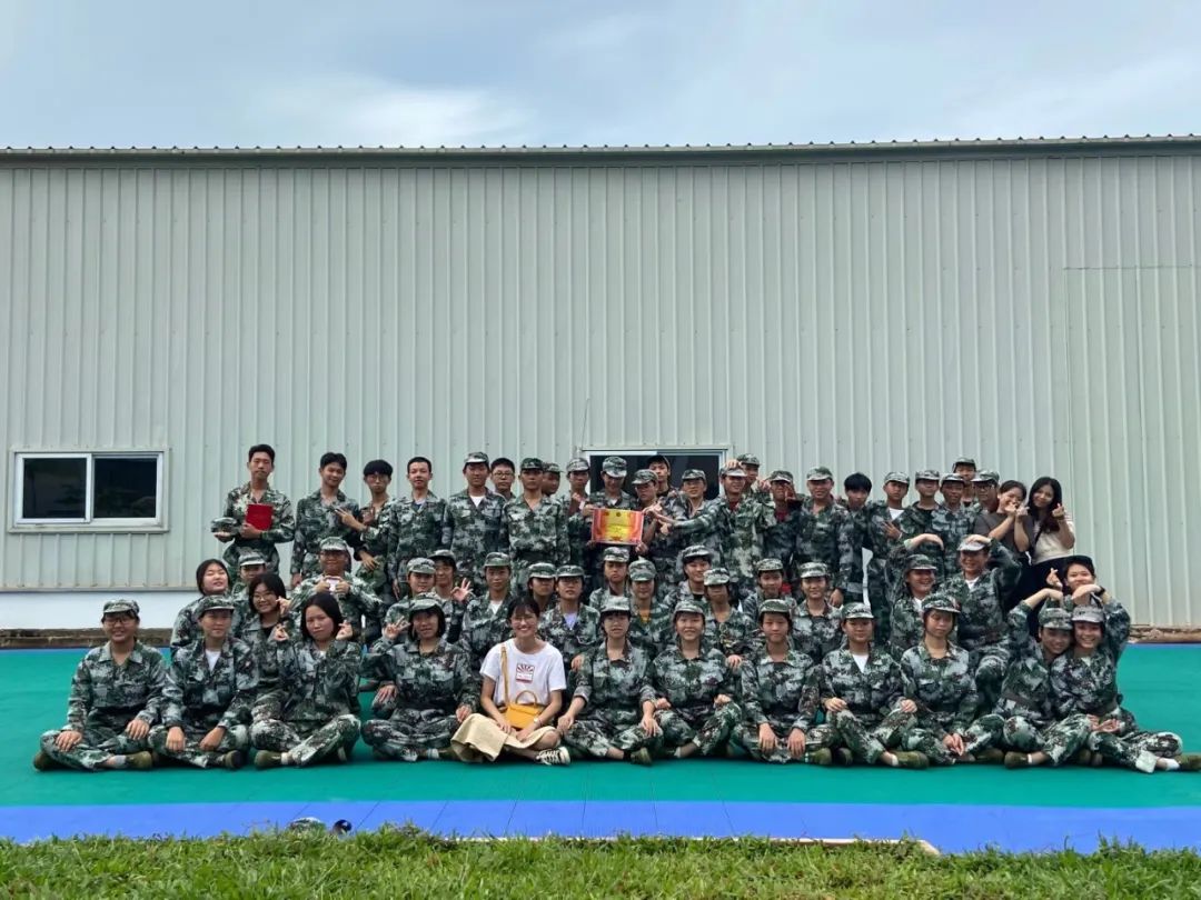 沙場點兵展英姿，燃我青春立遠(yuǎn)志——?？邳S岡金盤高級中學(xué)2020級新生軍訓(xùn)匯報表演暨總結(jié)表彰大會