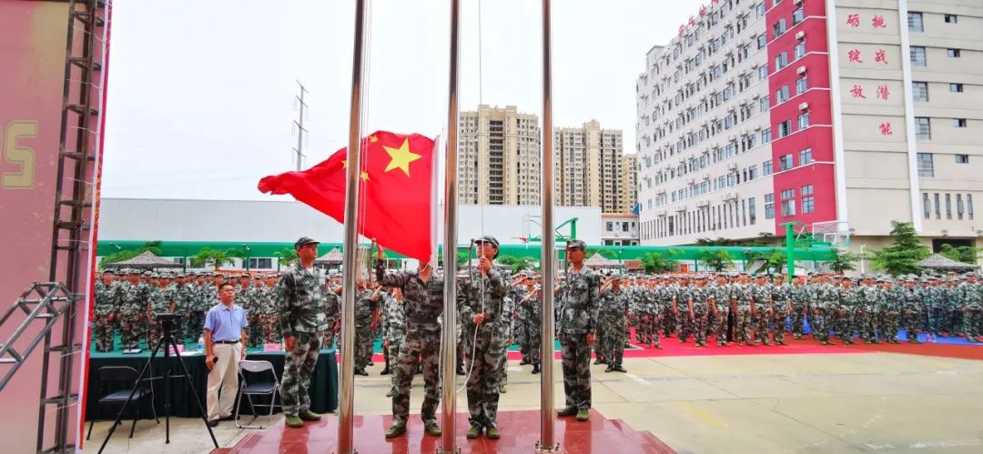 沙場點兵展英姿，燃我青春立遠(yuǎn)志——海口黃岡金盤高級中學(xué)2020級新生軍訓(xùn)匯報表演暨總結(jié)表彰大會