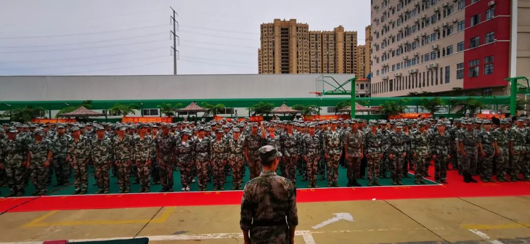 沙場點兵展英姿，燃我青春立遠(yuǎn)志——?？邳S岡金盤高級中學(xué)2020級新生軍訓(xùn)匯報表演暨總結(jié)表彰大會