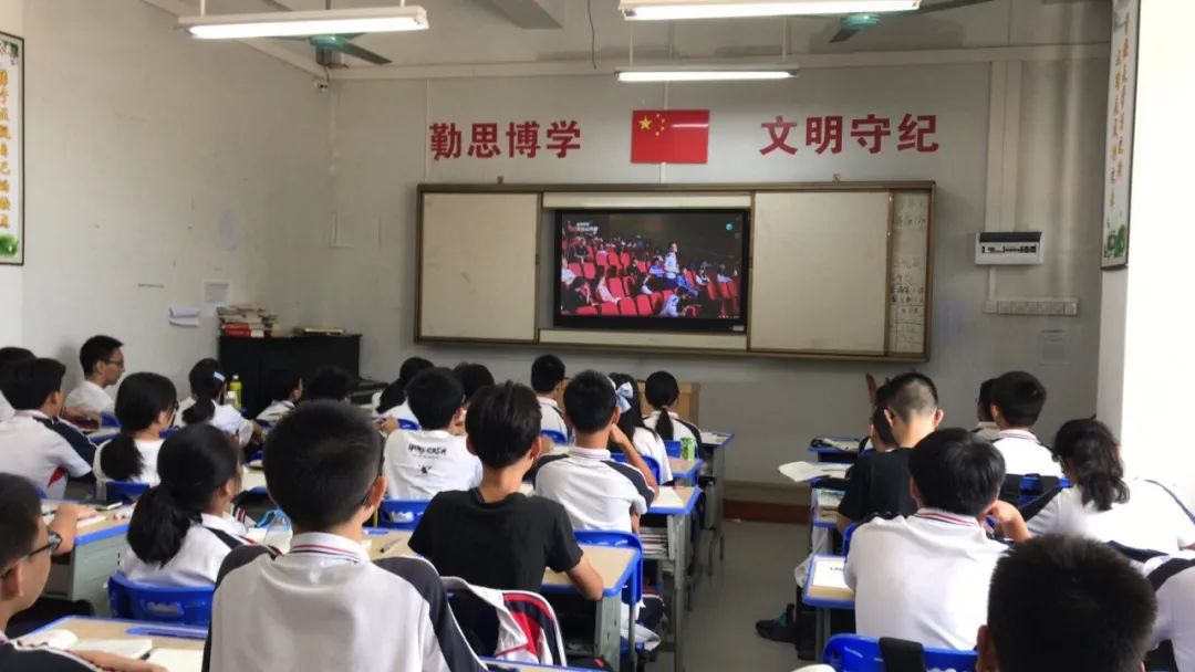 長(zhǎng)鳴消防安全警鐘 筑牢防火防災(zāi)墻壁——?？邳S岡金盤高級(jí)中學(xué)組織全體師生觀看消防安全公開(kāi)課