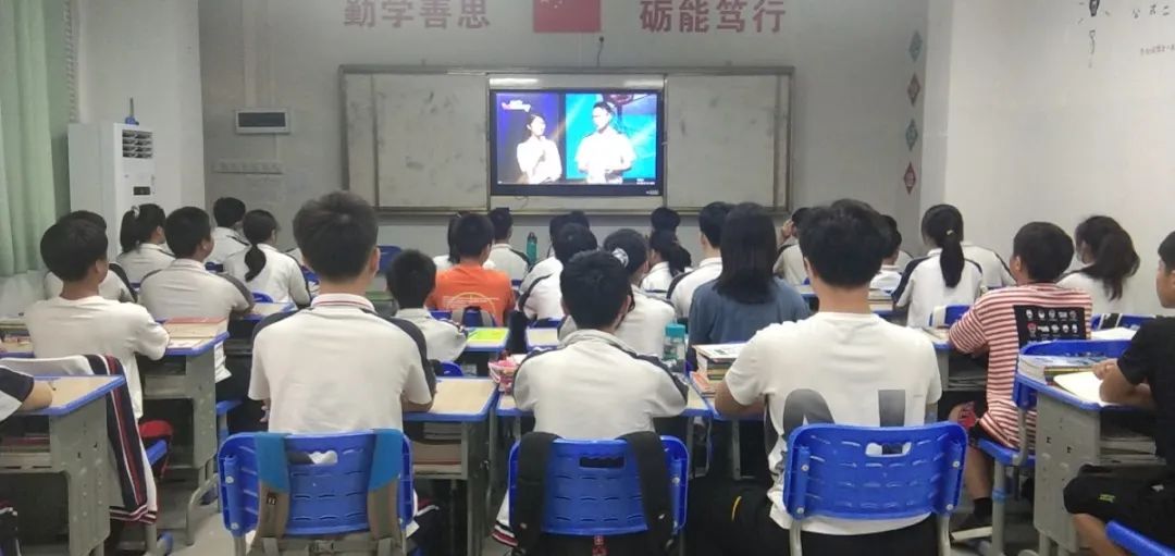 長(zhǎng)鳴消防安全警鐘 筑牢防火防災(zāi)墻壁——?？邳S岡金盤高級(jí)中學(xué)組織全體師生觀看消防安全公開(kāi)課