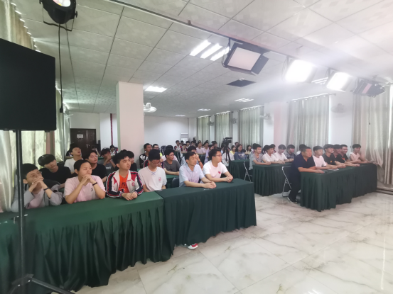 中國(guó)人民解放軍海軍航空大學(xué)優(yōu)質(zhì)生源基地在?？邳S岡金盤高級(jí)中學(xué)掛牌