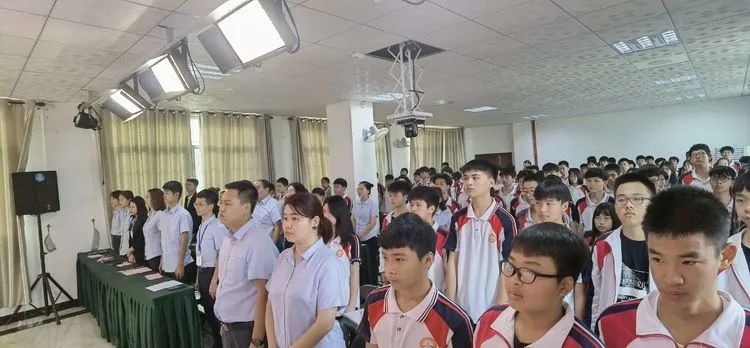 志同心相連，揮汗戰(zhàn)百天——海口黃岡金盤高級中學決戰(zhàn)中考百日誓師大會