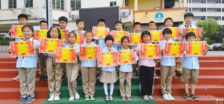 只爭朝夕，不負(fù)韶華——海口黃岡金盤高級中學(xué)小學(xué)部月考表彰大會