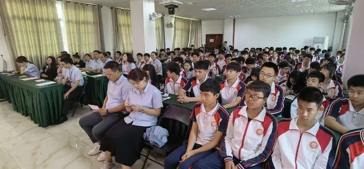 志同心相連，揮汗戰(zhàn)百天——?？邳S岡金盤高級中學決戰(zhàn)中考百日誓師大會