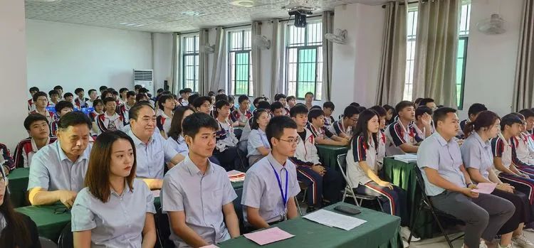 志同心相連，揮汗戰(zhàn)百天——海口黃岡金盤高級中學決戰(zhàn)中考百日誓師大會