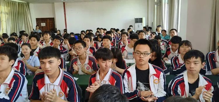 志同心相連，揮汗戰(zhàn)百天——?？邳S岡金盤高級中學決戰(zhàn)中考百日誓師大會