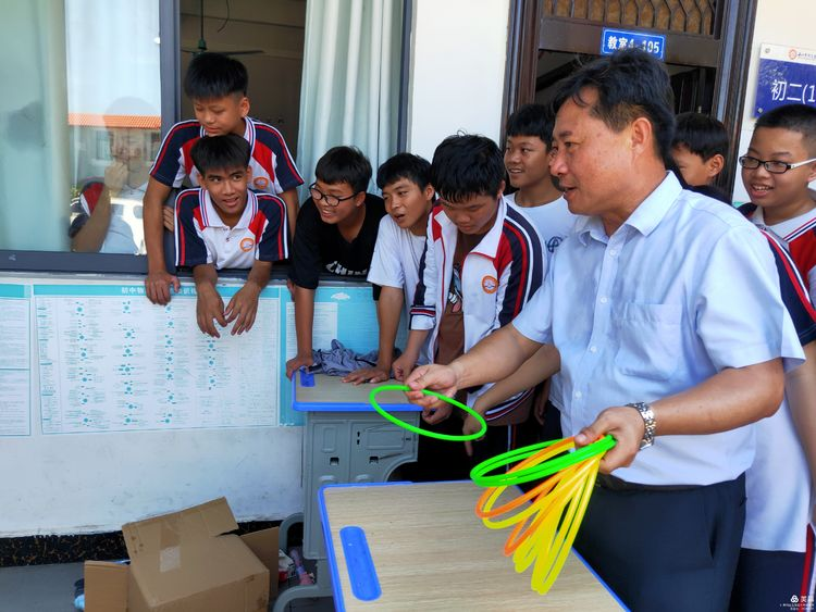 “展風(fēng)采 慶六一”|海口黃岡金盤(pán)高級(jí)中學(xué)初中小學(xué)部慶六一活動(dòng)暨新少先隊(duì)員入隊(duì)儀式