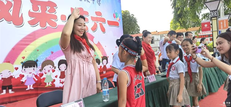 “展風(fēng)采 慶六一”|?？邳S岡金盤(pán)高級(jí)中學(xué)初中小學(xué)部慶六一活動(dòng)暨新少先隊(duì)員入隊(duì)儀式