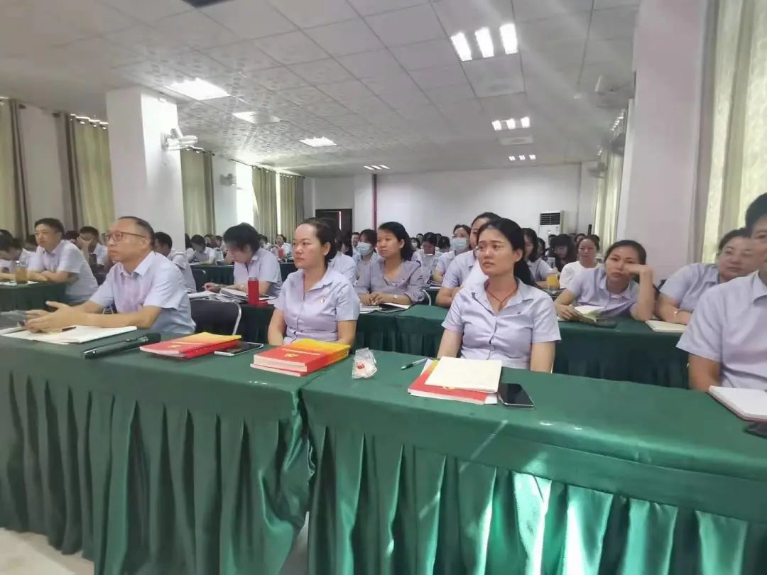 學(xué)百年黨史，育時(shí)代新人——海口黃岡金盤高級(jí)中學(xué)教師黨史學(xué)習(xí)專題會(huì)