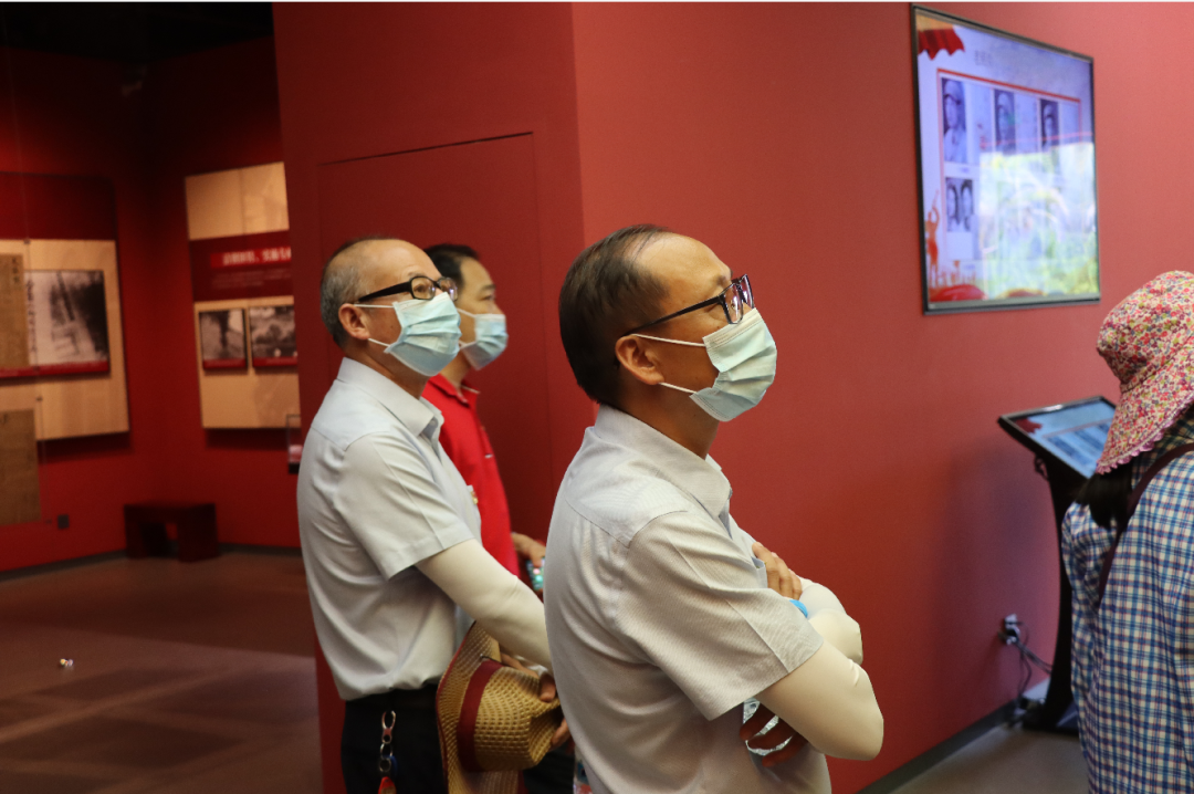 慶祝建黨100周年海口黃岡金盤高級(jí)中學(xué)黨支部開展“重溫紅色革命征程，追憶歷史崢嶸歲月”黨史學(xué)習(xí)活動(dòng)