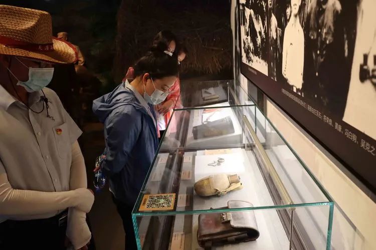 慶祝建黨100周年?？邳S岡金盤高級(jí)中學(xué)黨支部開展“重溫紅色革命征程，追憶歷史崢嶸歲月”黨史學(xué)習(xí)活動(dòng)