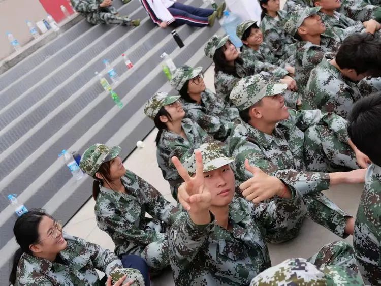 ?迷彩軍訓(xùn)，青春蛻變——?？邳S岡金盤高級(jí)中學(xué)2021級(jí)高一年級(jí)軍訓(xùn)