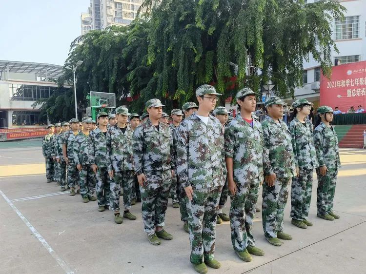 迷彩軍訓(xùn) 青春無悔