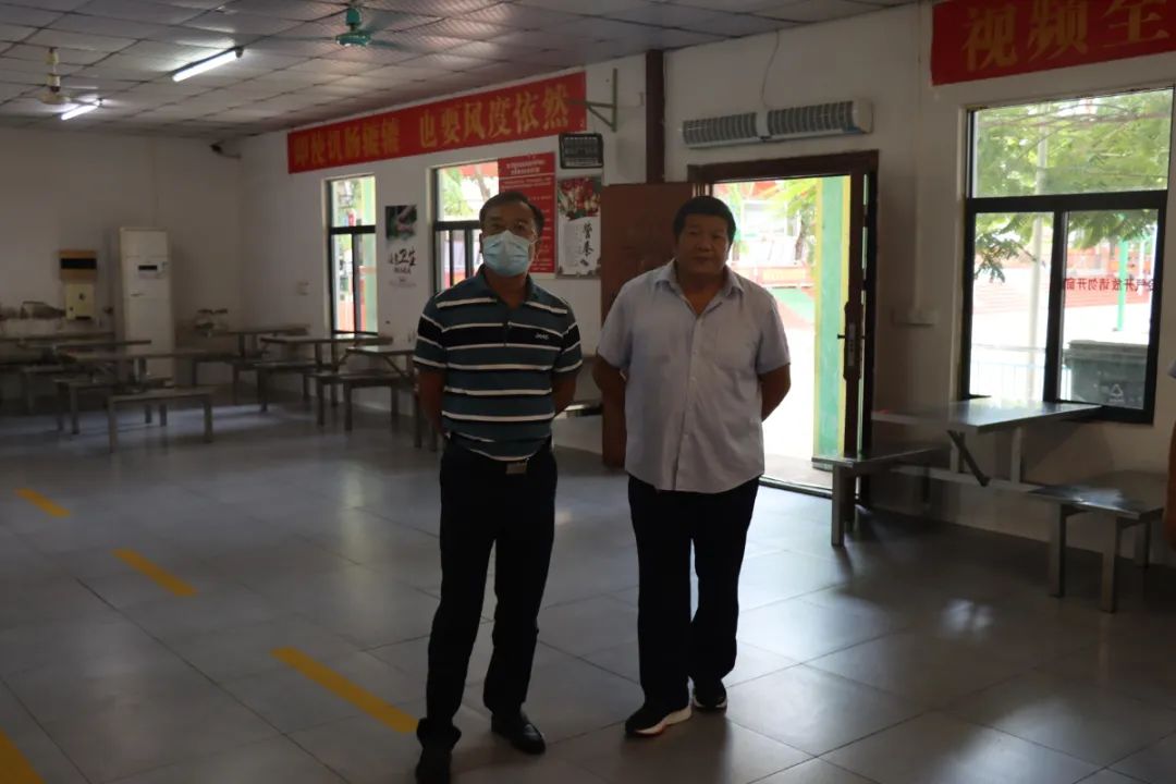 護航新學期——?？谑惺袌霰O(jiān)督管理局龍華分局來我校開展學校食堂食品安全檢查工作