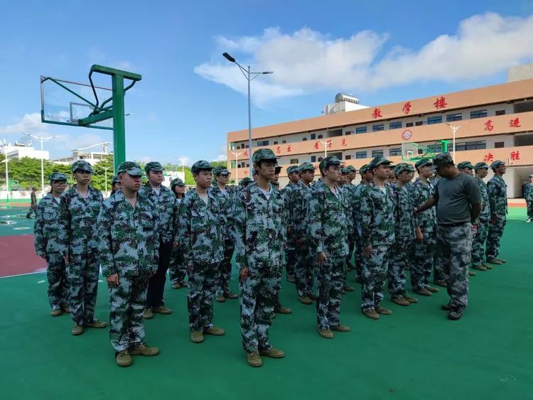 ?迷彩軍訓(xùn)，青春蛻變——?？邳S岡金盤高級(jí)中學(xué)2021級(jí)高一年級(jí)軍訓(xùn)