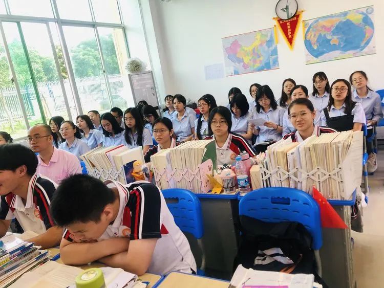 【校園動態(tài)】以教促學 引領(lǐng)方向——記?？谑薪膛嘣毫_家富老師蒞臨海口黃岡金盤高級中學指導教學工作