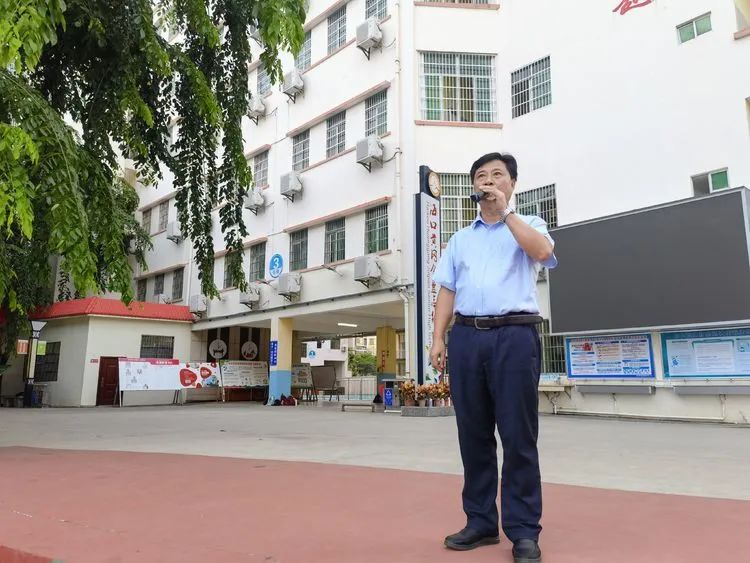 揚帆啟航新征程——海口黃岡金盤高級中學(xué)初中部秋季學(xué)期第一次升國旗儀式