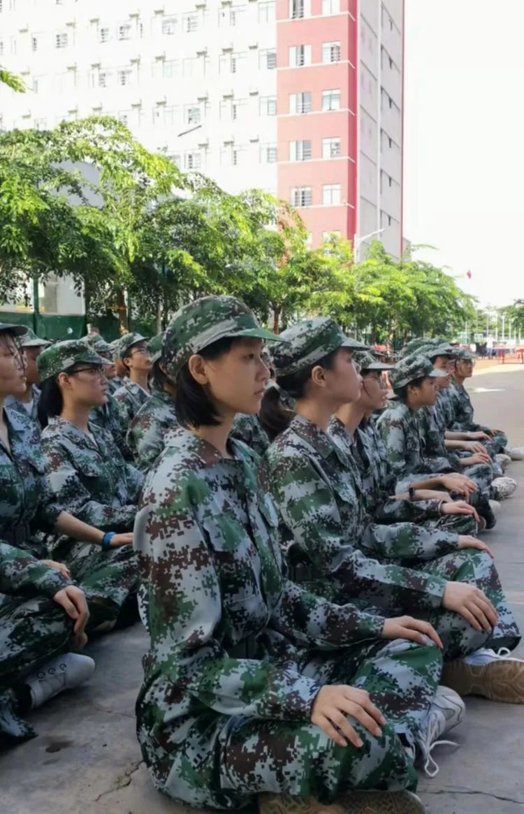 ?迷彩軍訓(xùn)，青春蛻變——?？邳S岡金盤高級(jí)中學(xué)2021級(jí)高一年級(jí)軍訓(xùn)