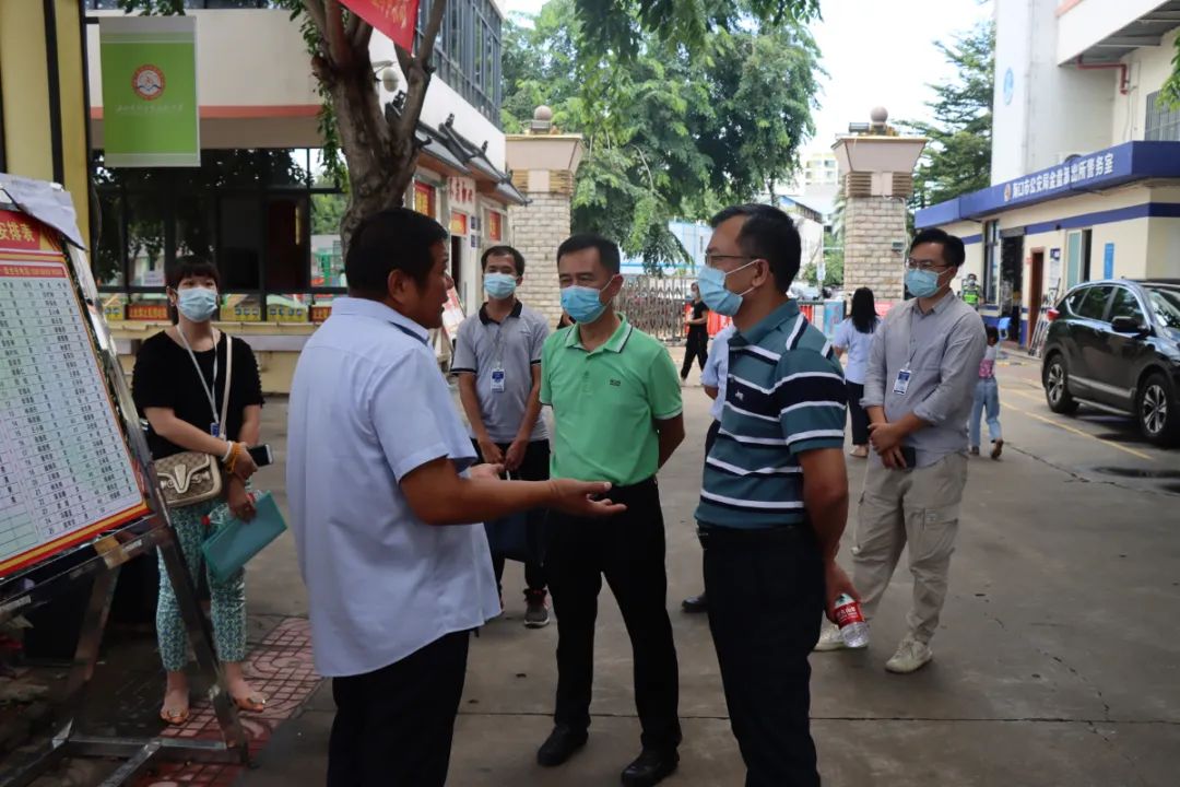 護航新學期——?？谑惺袌霰O(jiān)督管理局龍華分局來我校開展學校食堂食品安全檢查工作